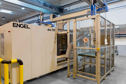 Máquina Engel machine de inyección de plásticos en Gondiplas